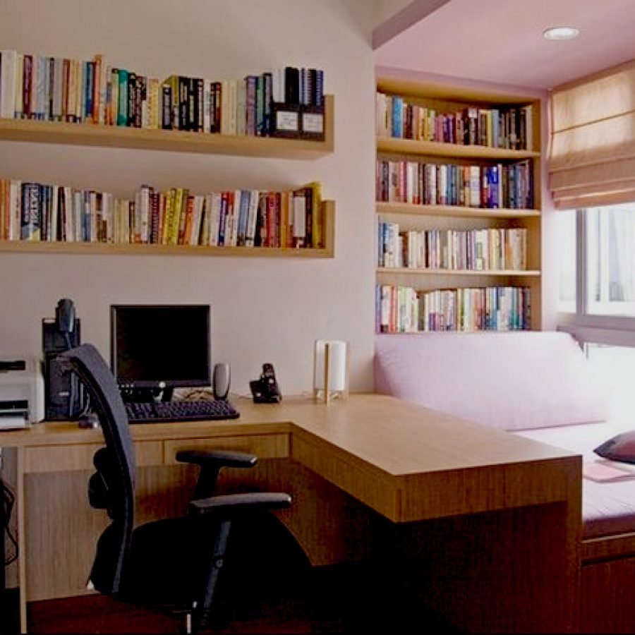 Интерьер спальни с рабочей зоной и библиотекой