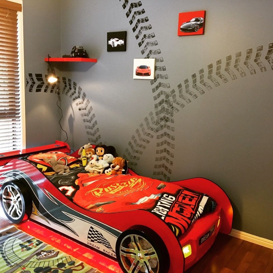 Спальня для мальчика с кроватью машиной