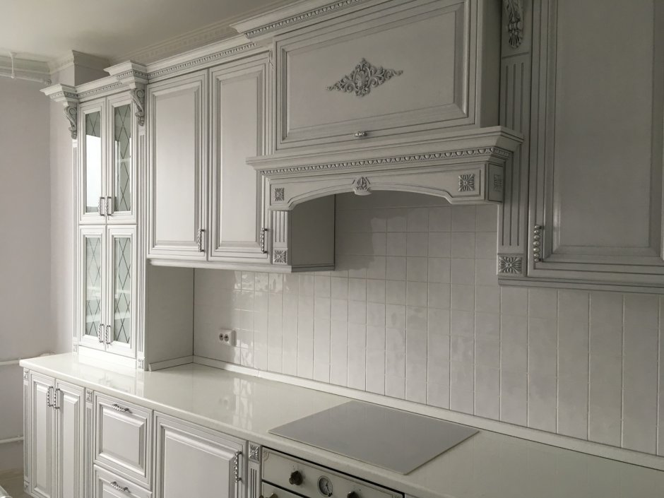 Белая кухня Неоклассика патина серебро