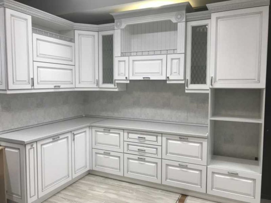 Белая кухня Неоклассика патина серебро