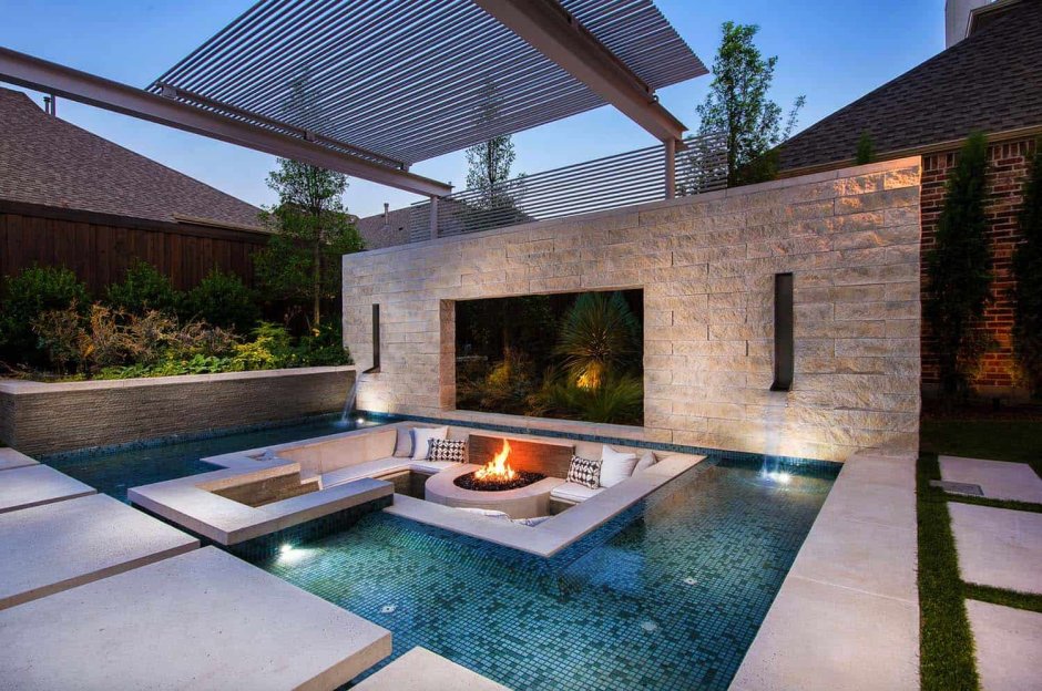 Задний двор в современном стиле с бассейном