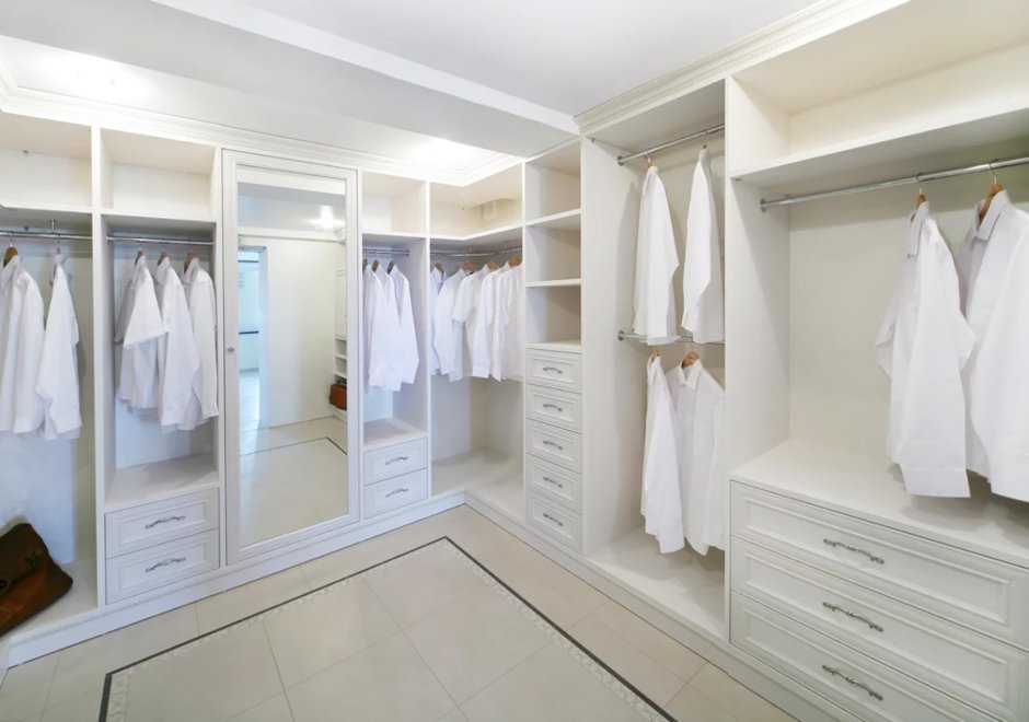 Белая гардеробная комната