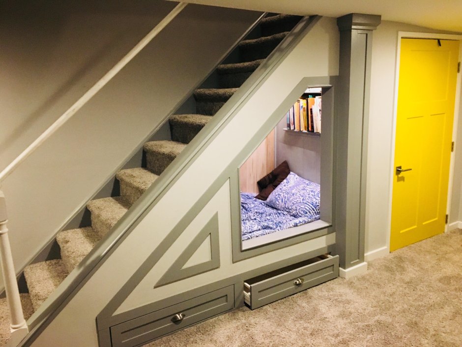 Дверь под лестницей