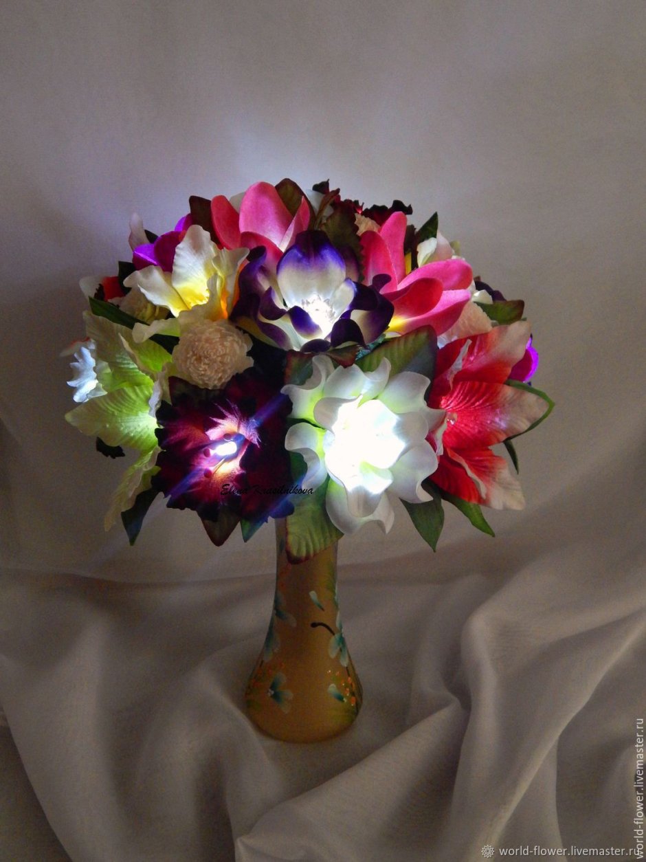 Настольная лампа в виде цветов