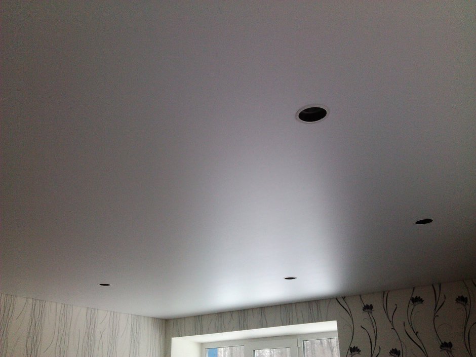 Черные точечные светильники на белом потолке