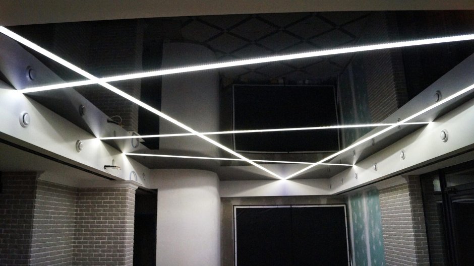 Световые линии на натяжном потолке