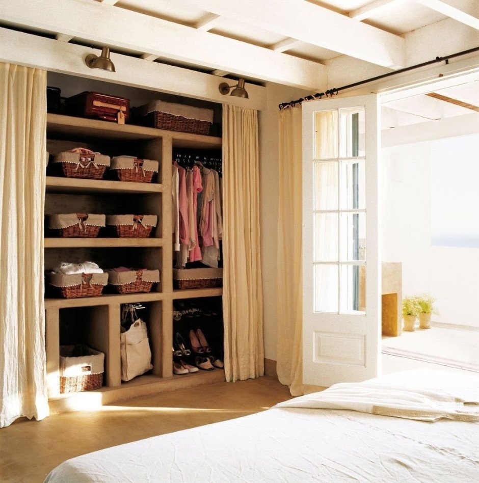 Открытые гардеробные в спальне