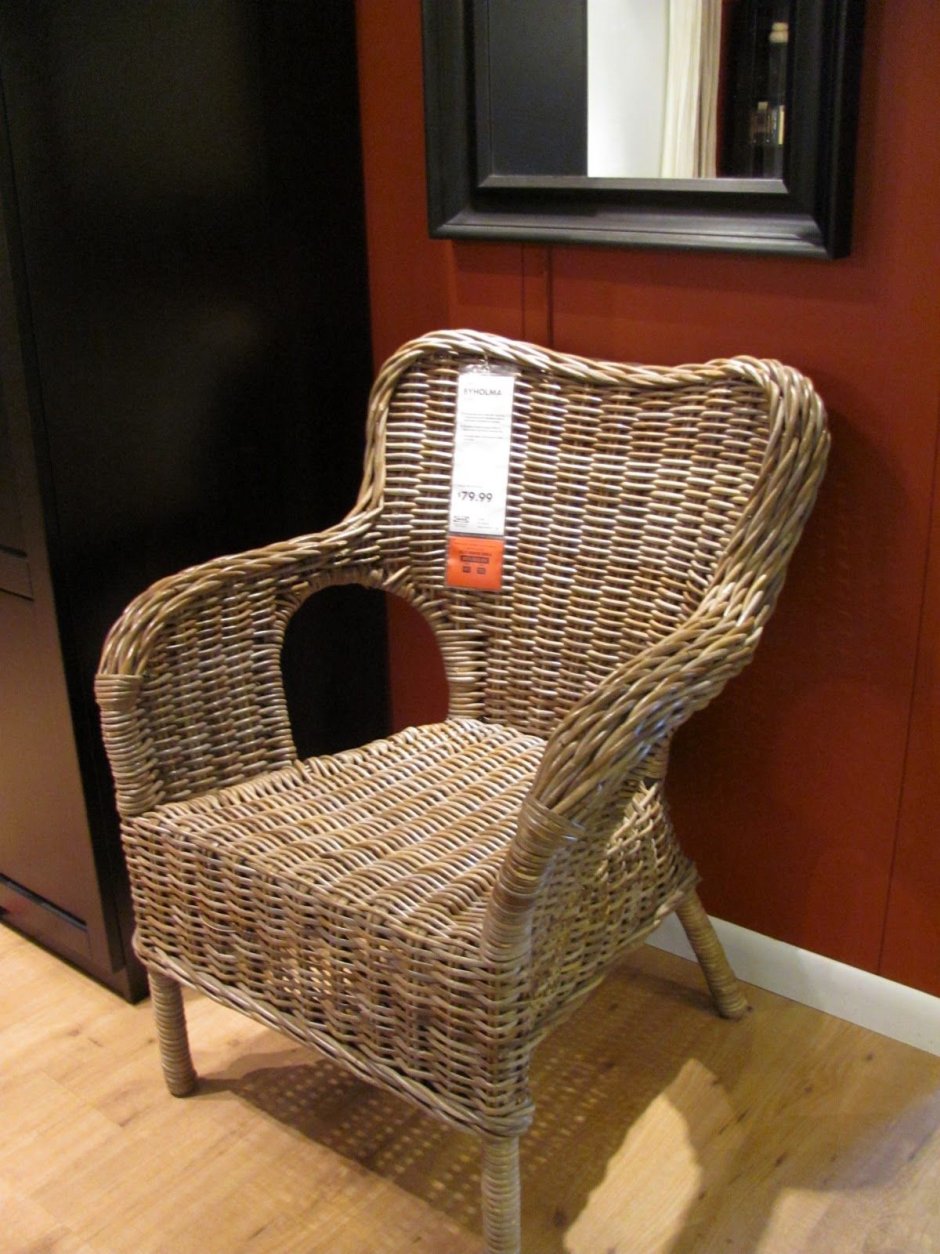 Плетеные кресла в интерьере гостиной