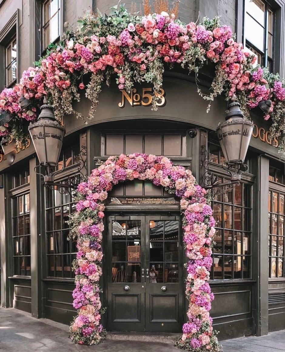 Красивая витрина цветочного магазина