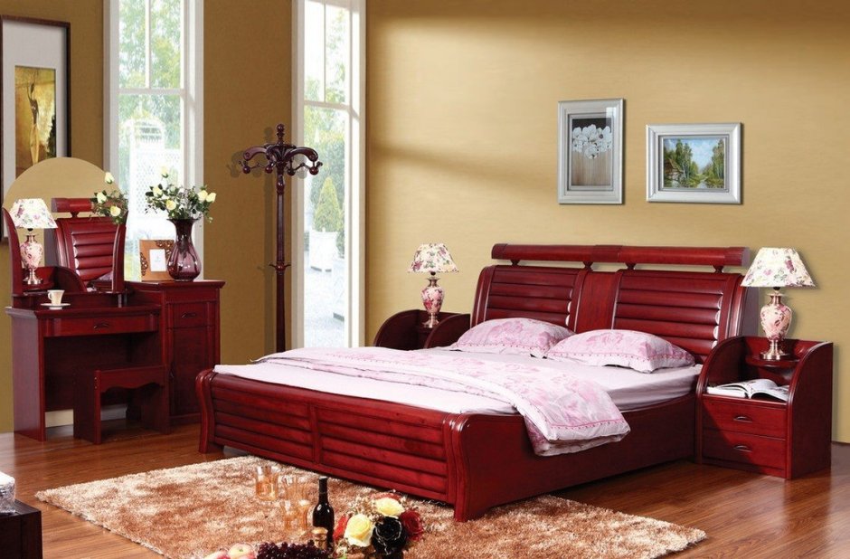 Спальня с мебелью красное дерево