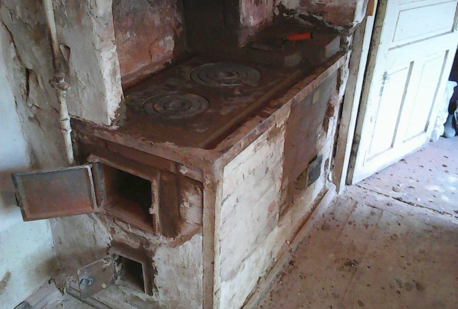 Старая печь в доме