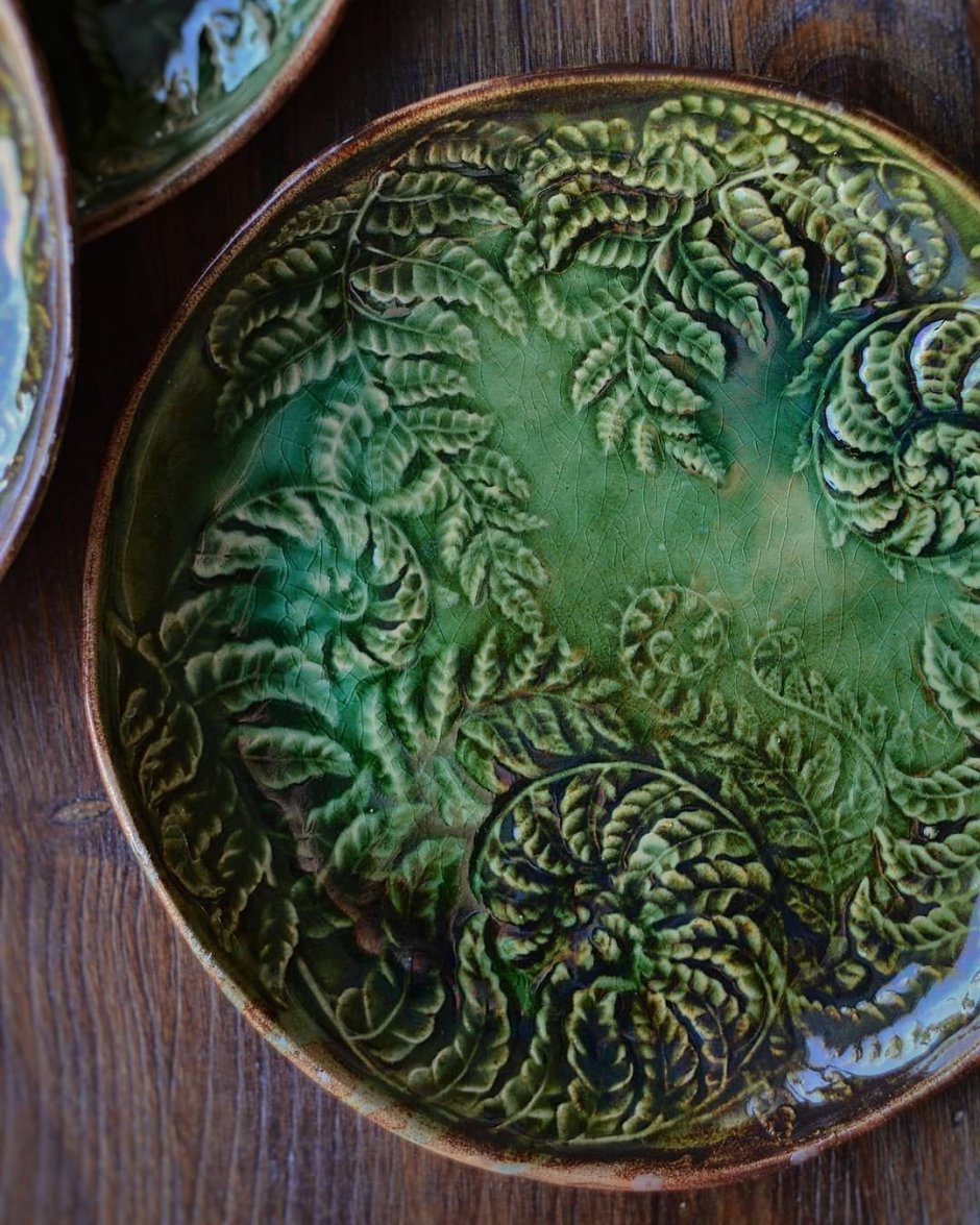 Тарелка керамическая с растениями