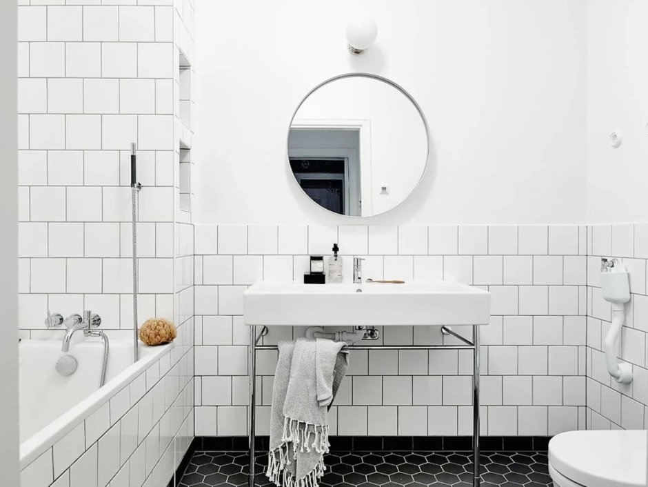Белая плитка в ванной