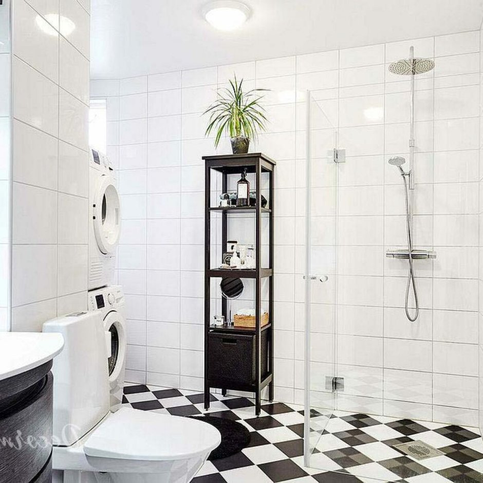 Ванная комната с черно белой плиткой