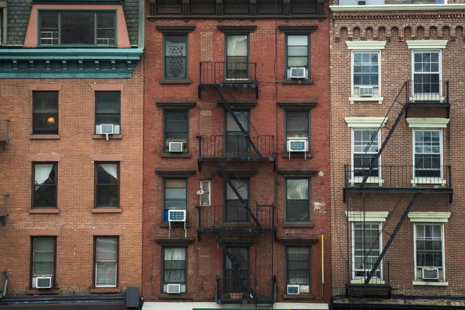 Кирпичные многоквартирные дома в Нью-Йорке