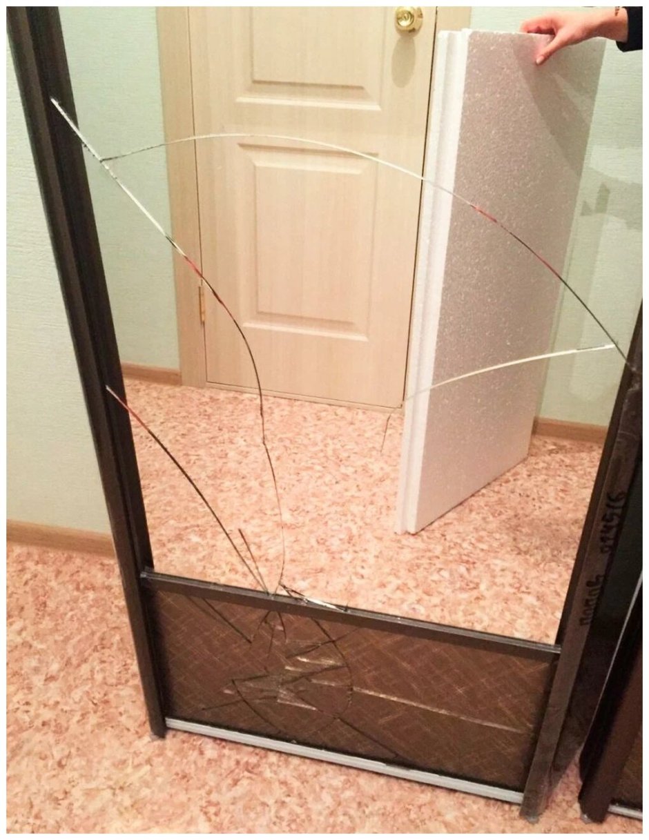 Разбитое стекло на шкафу