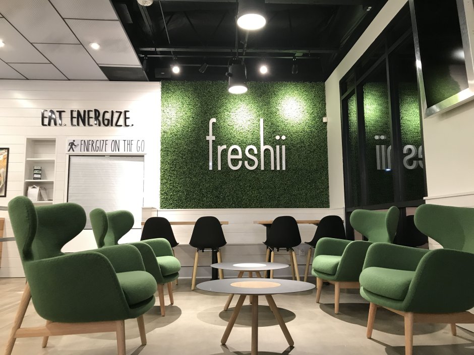 Интерьер кафе с зелеными креслами