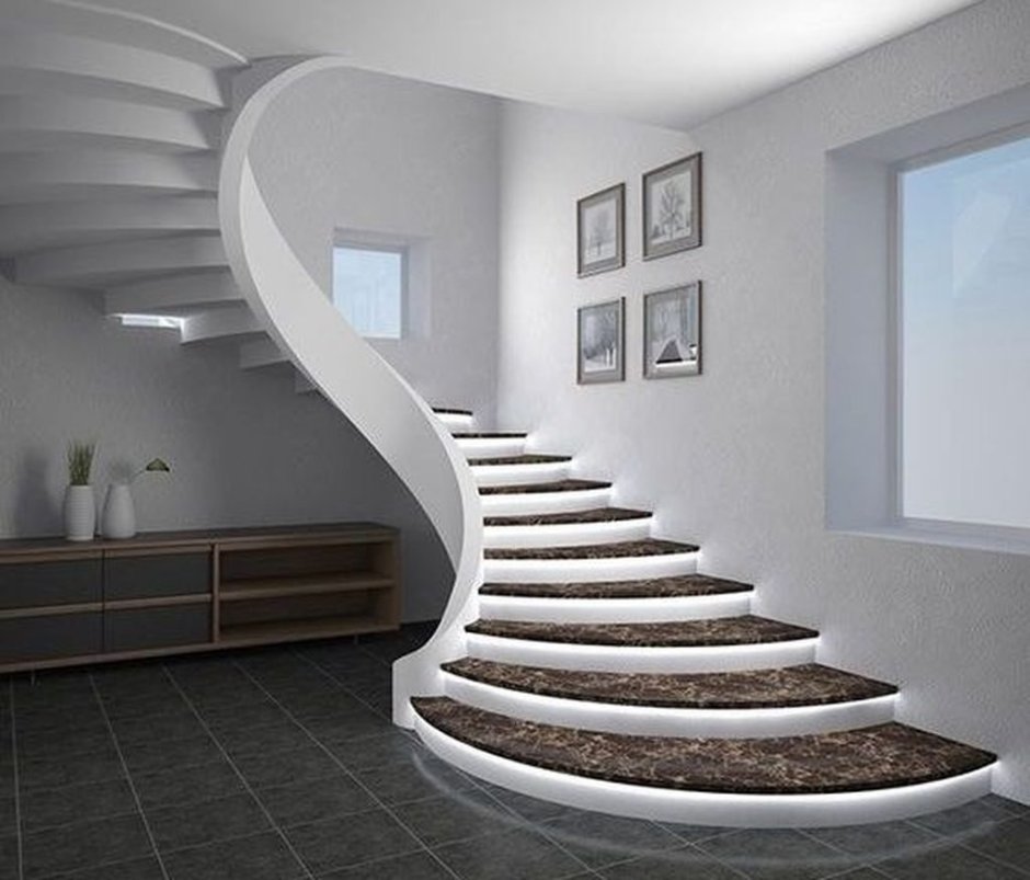 Полувинтовая бетонная лестница на второй этаж