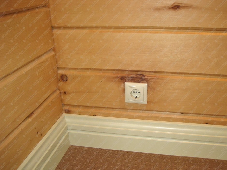 Плинтус напольный в деревянном доме