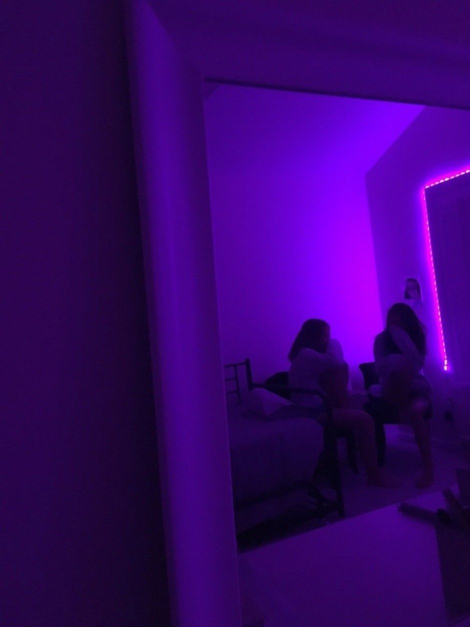 Фиолетовая неоновая комната Эстетика