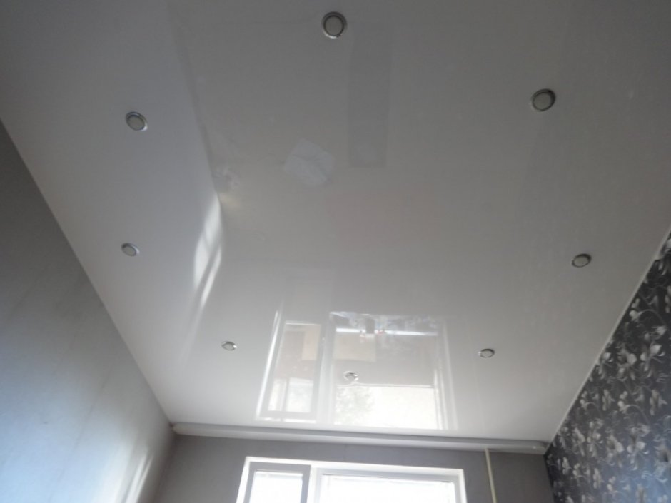 Натяжной потолок белый глянец с точечными светильниками