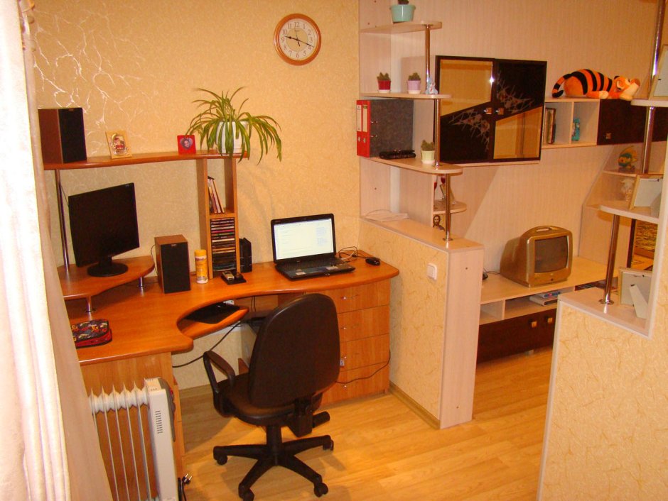 Компьютерный стол в однокомнатной квартире