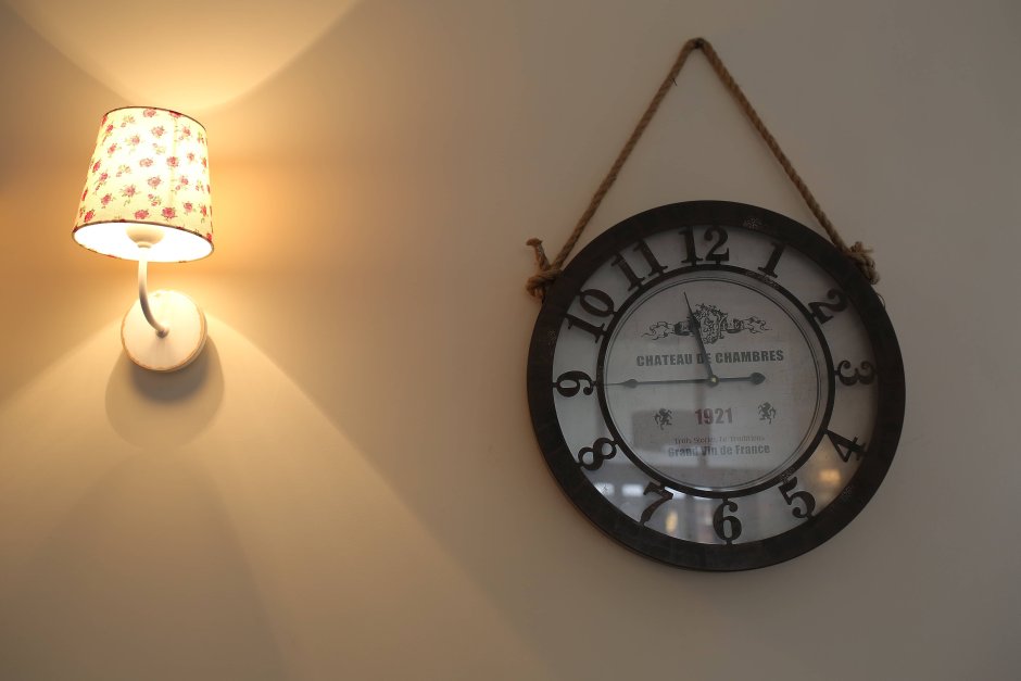 Старые часы на стене