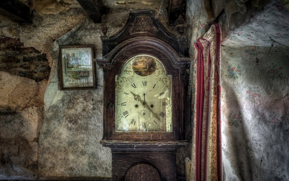 Старинные часы в доме
