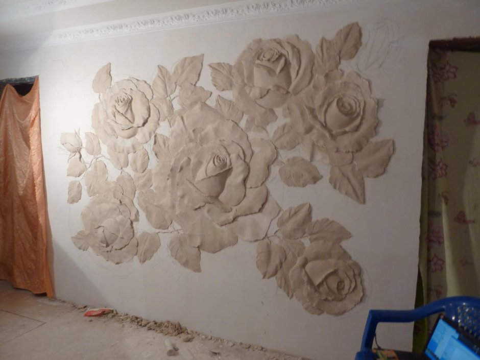Цветы из штукатурки на стене