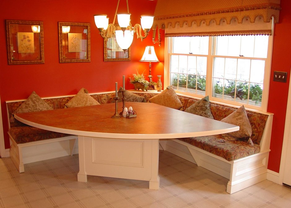 Кухонный уголок с большим столом