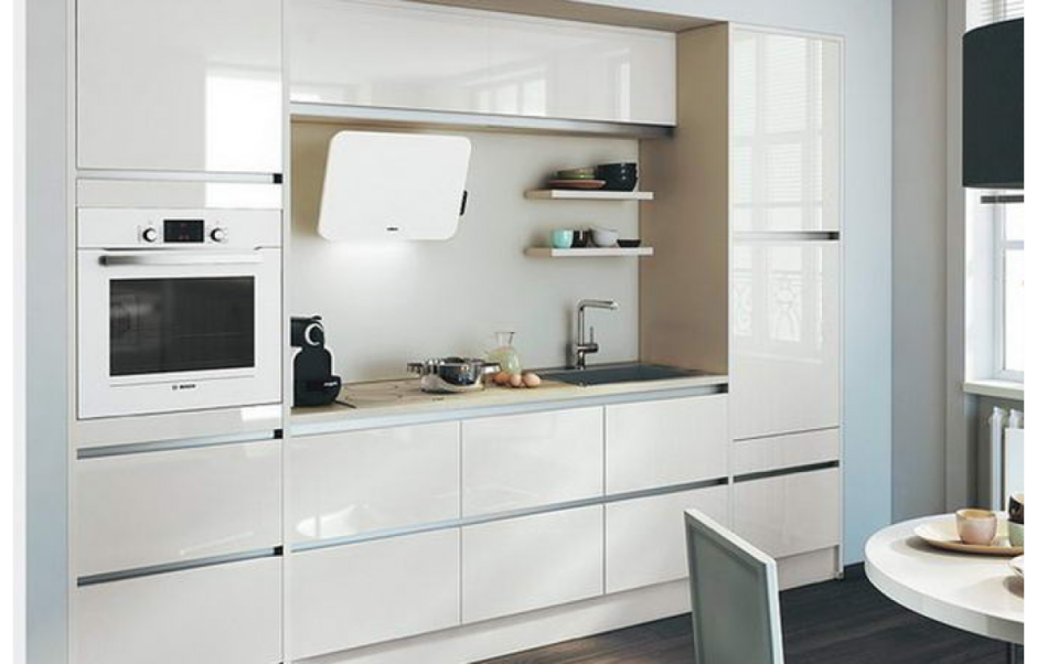 Белая глянцевая кухня с холодильником