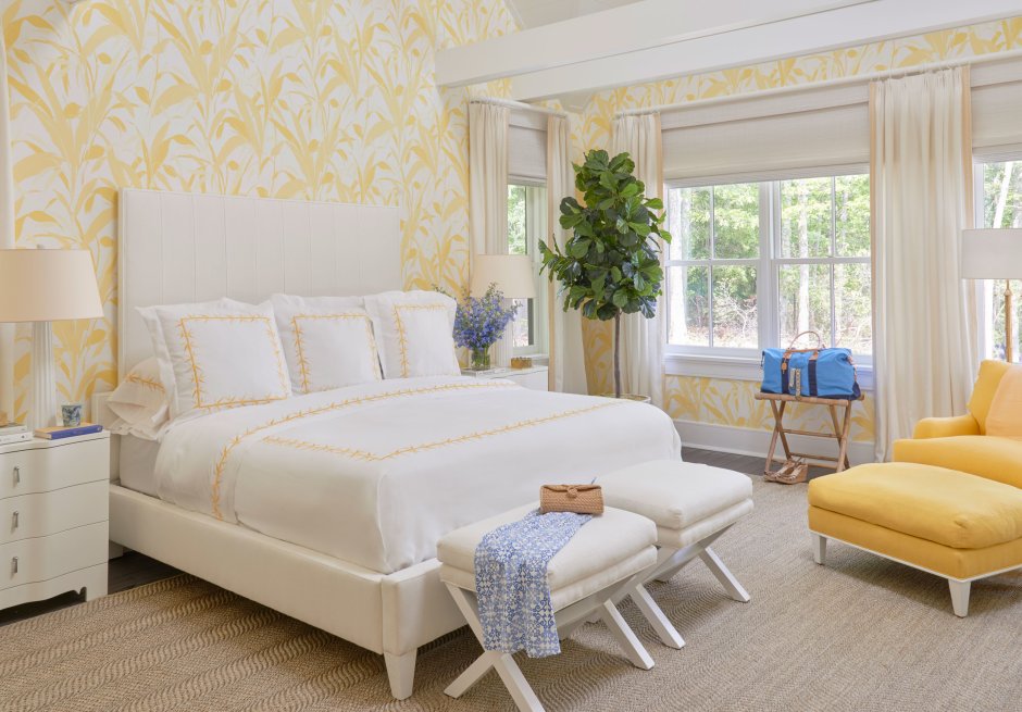 Спальня в желтых тонах с белой мебелью