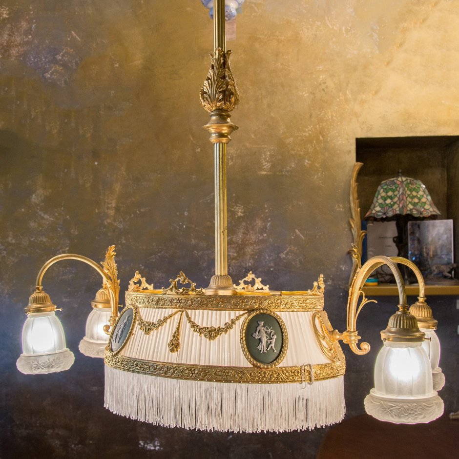 Старинная лампа с абажуром