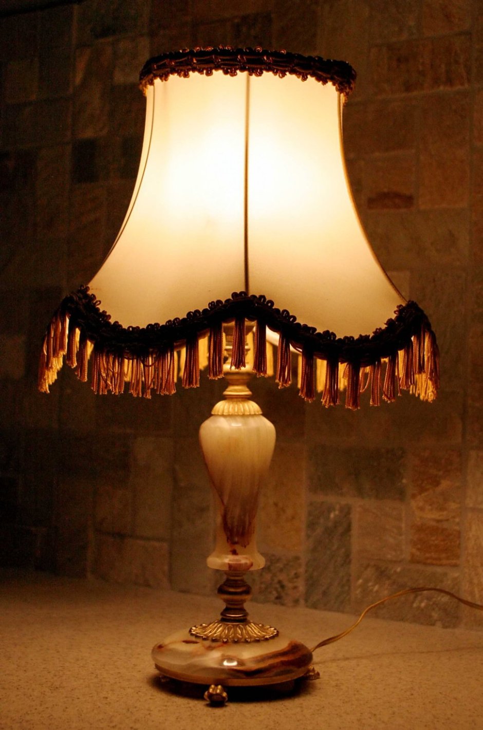 Старинная настольная лампа с абажуром