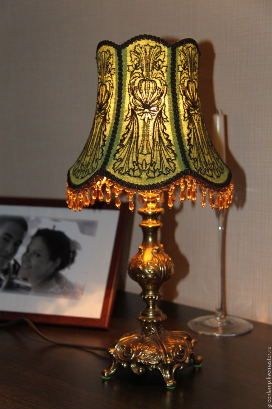 Старинная лампа с абажуром