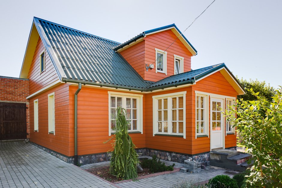 Оранжевый деревянный дом