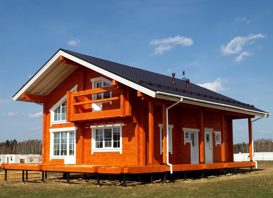 Деревянный дом с оранжевой крышей