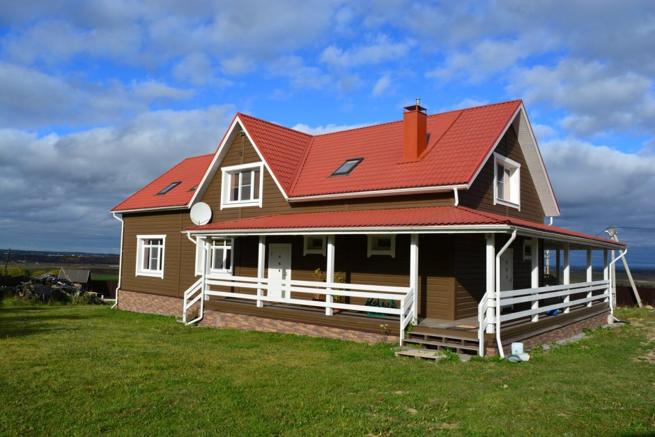 Деревянные дома с красной крышей