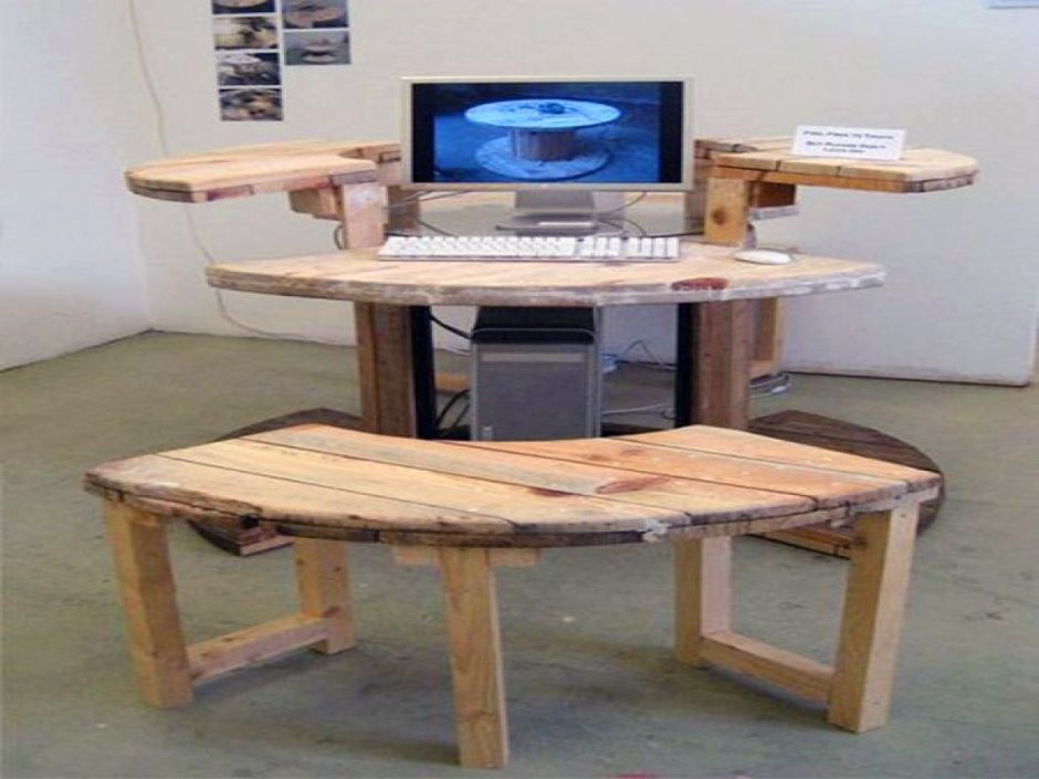 Компьютерный стол из катушек