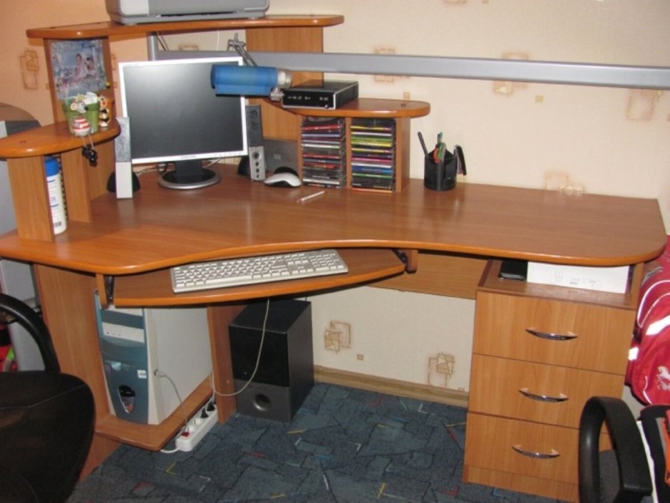 Старый угловой компьютерный стол