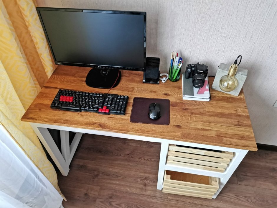 Самодельный компьютерный стол из дерева