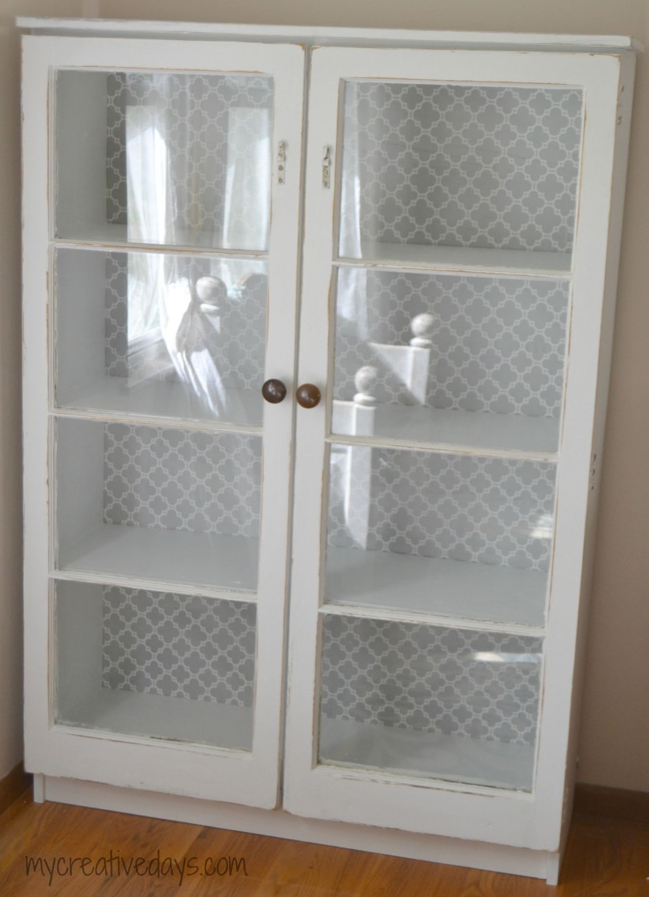 Старый шкаф со стеклянными дверцами