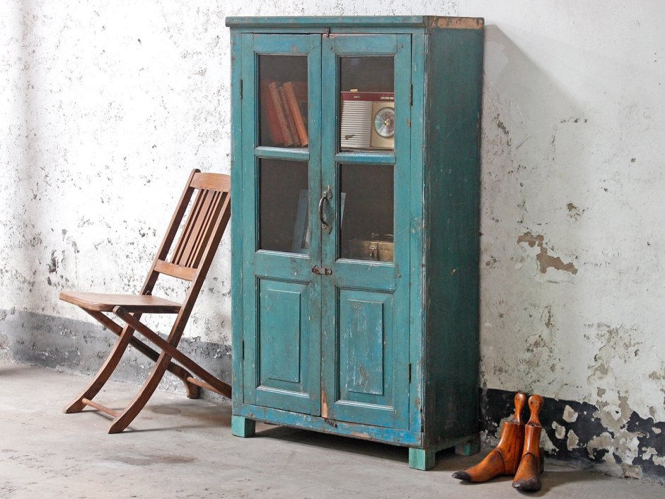 Старинный деревянный шкаф