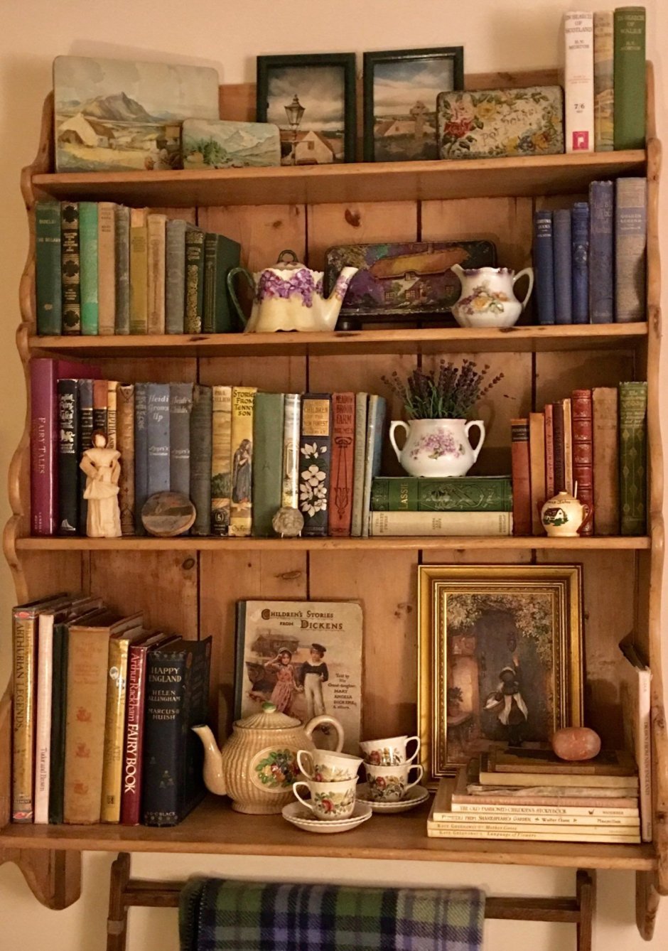Книжные полки деревенском доме