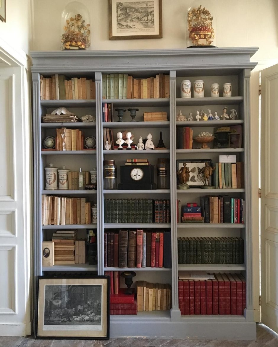 Красивый книжный шкаф