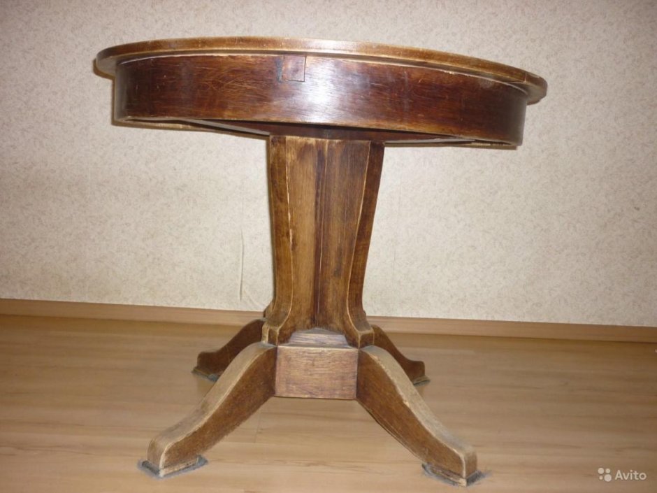 Старый столик на одной ножке