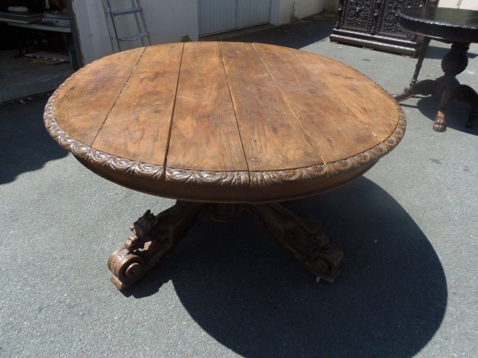 Старый деревянный круглый стол