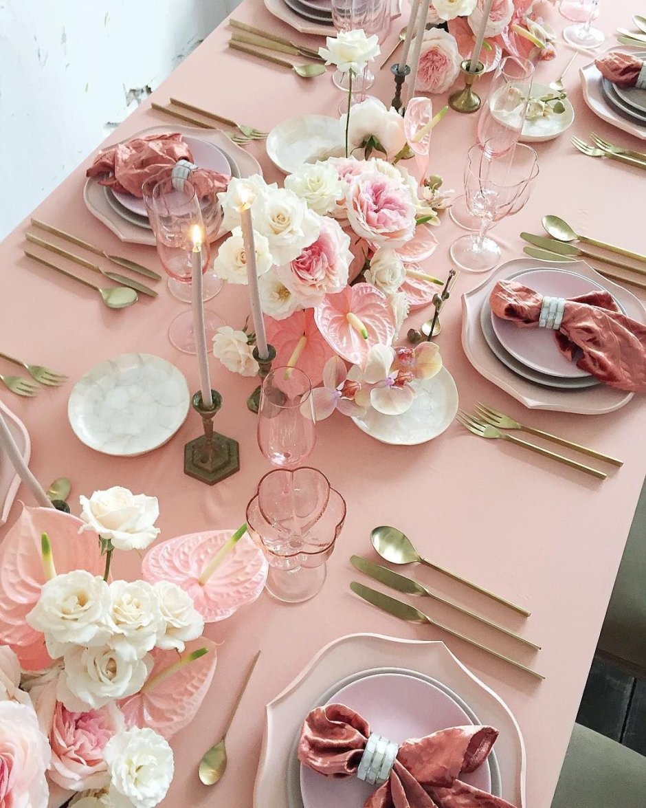 Украшение стола в розовых тонах