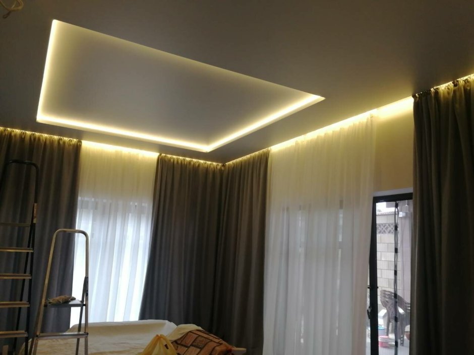 Двухуровневые потолки со световыми линиями